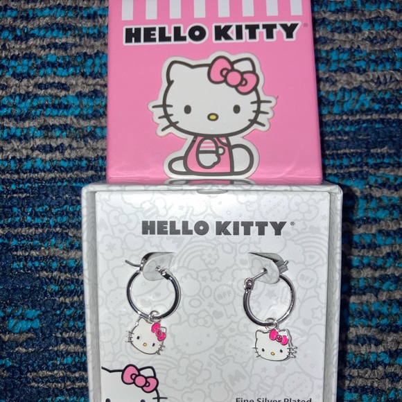NWT Silver Plated Hello Kitty Hoop Dangle Earrings - Picture 4 of 5